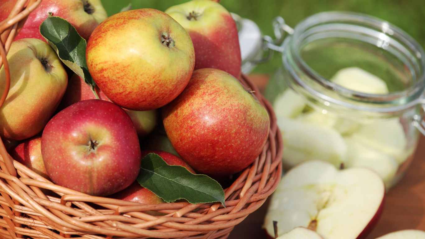 7 Natural Ways Homesteaders Preserve Their Apples