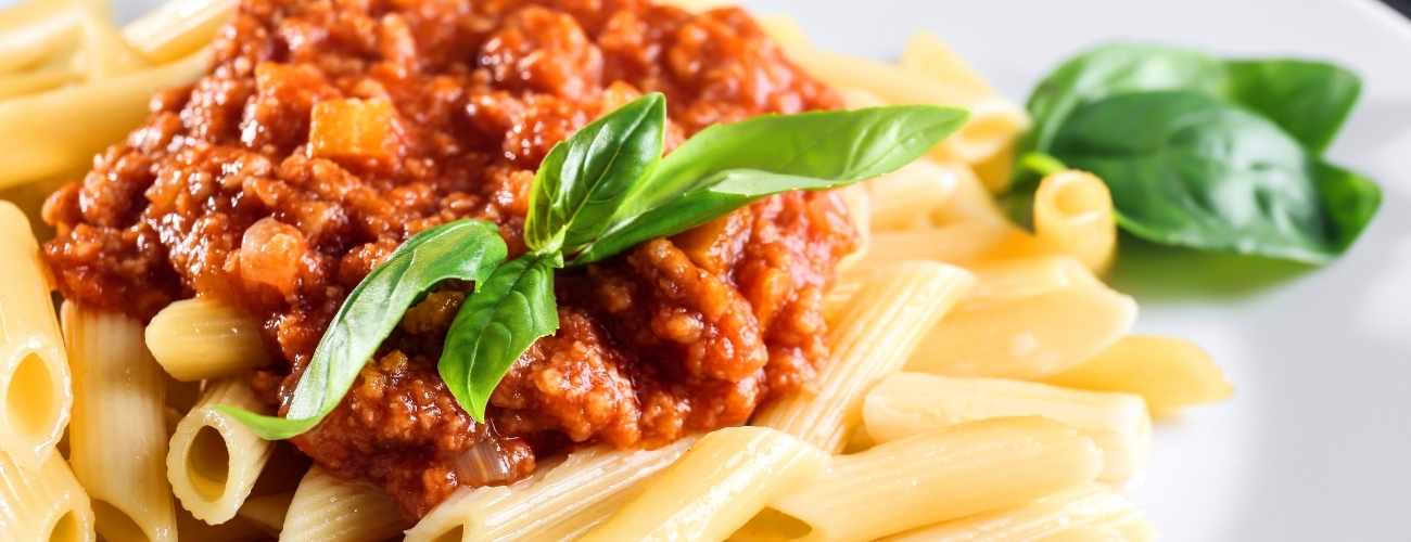 pasta sauce with basil 