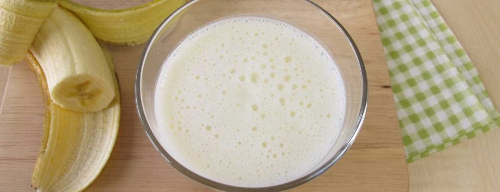 Making banana kefir smoothie